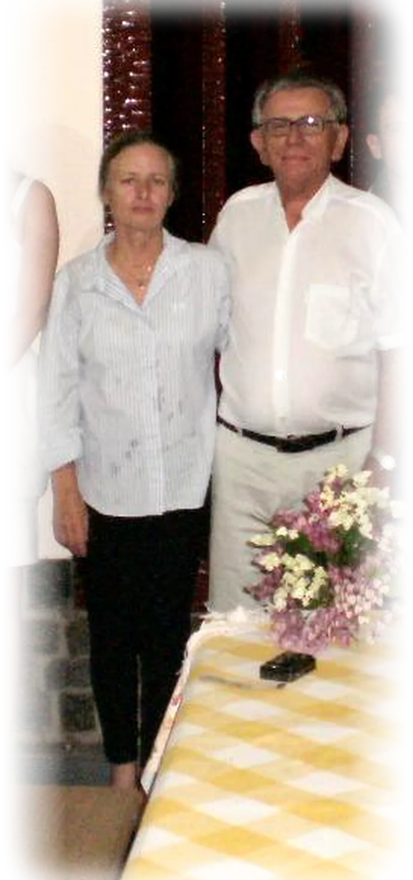 Dona Adelaide e seu José, lado a lado, numa festa de família.