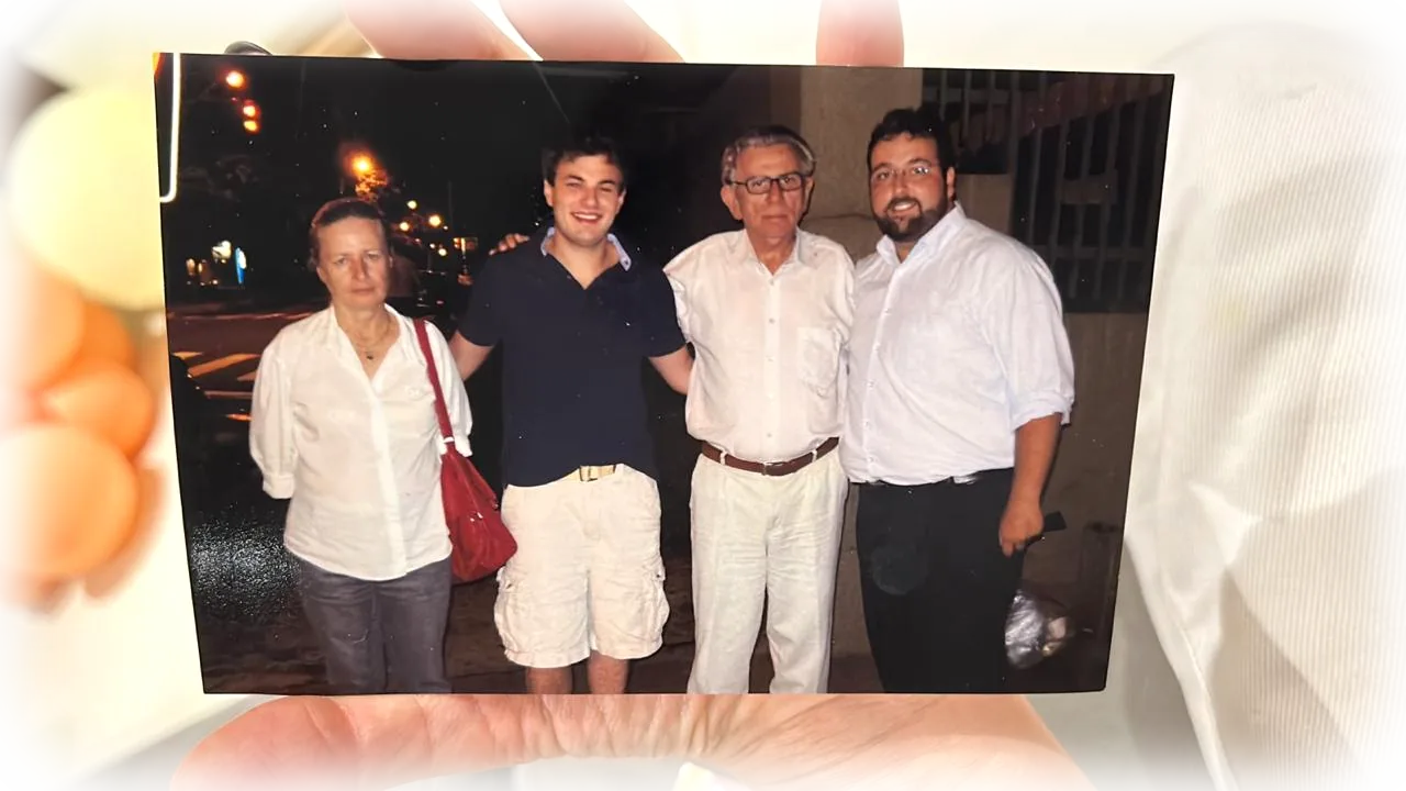 Uma mão segura uma fotografia antiga da família.