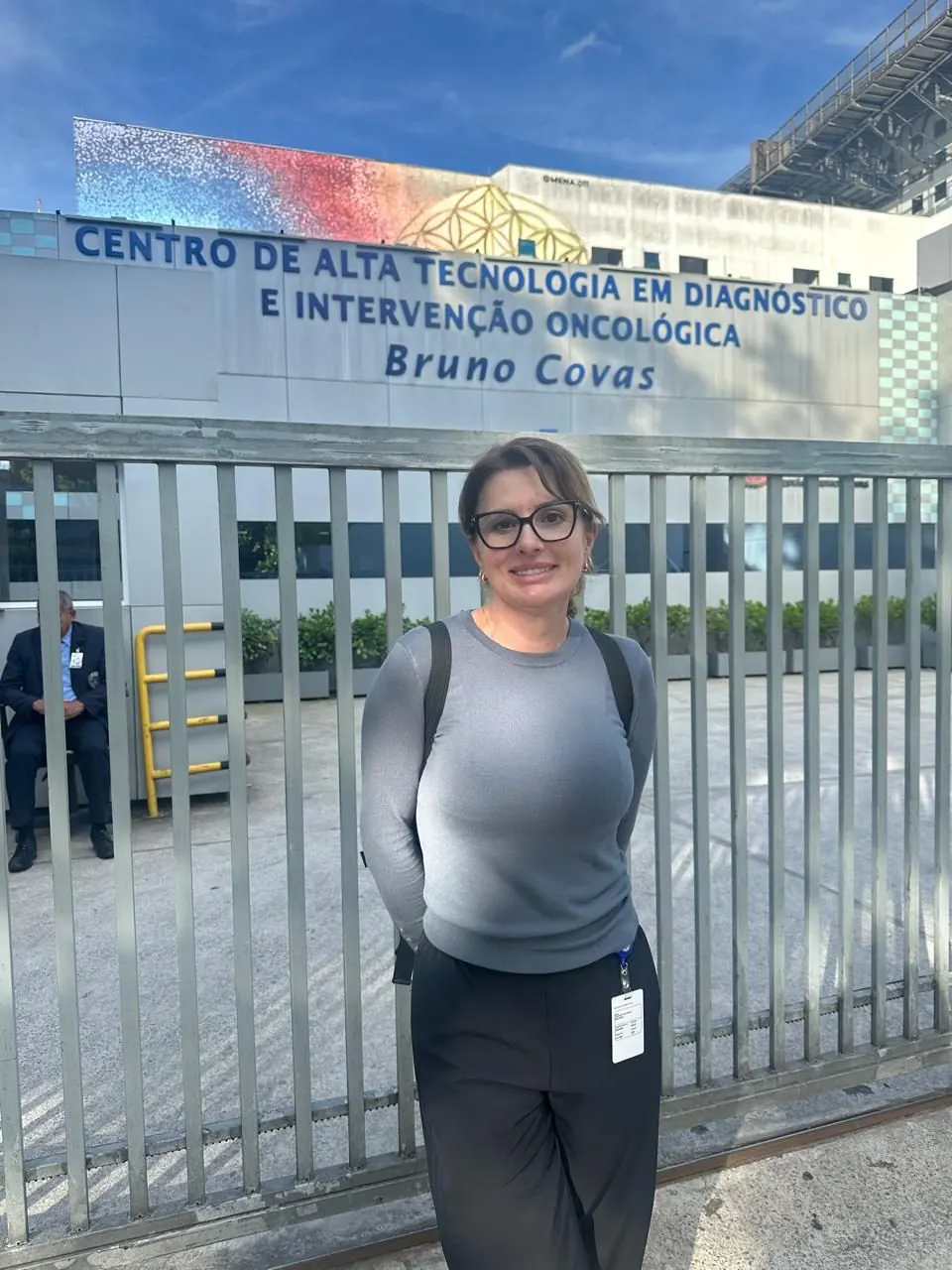 Dra. Jossânia diante do Centro de Intervenção Oncológica.