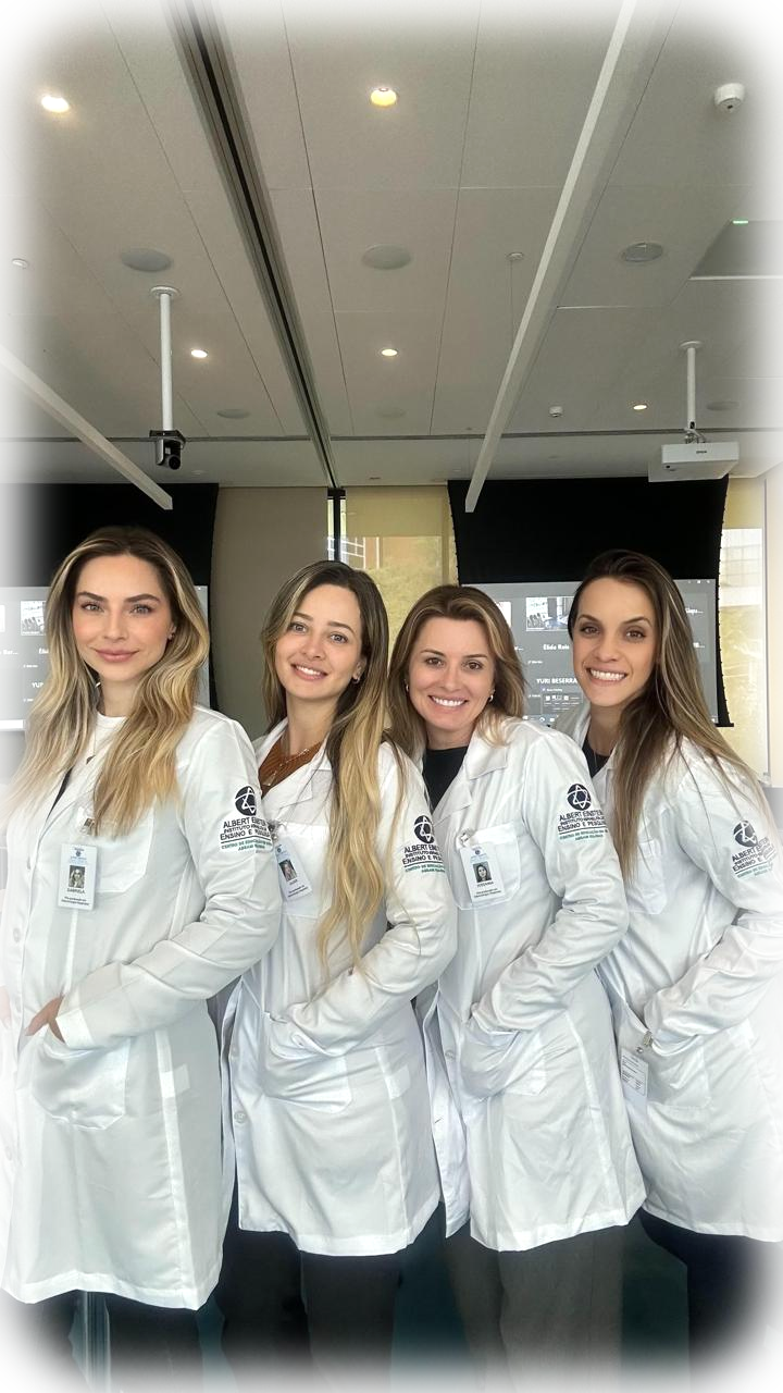 A equipe da Travessia, de jalecos brancos, lado a lado.